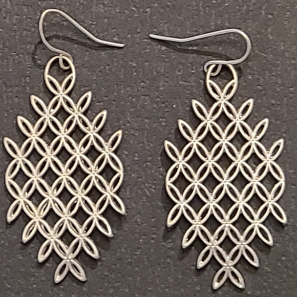 RHOMBUS SHAPED MESH SILVER PLATED GEOMETRICAL SHAPED EARRINGS - Picture 5 of 7